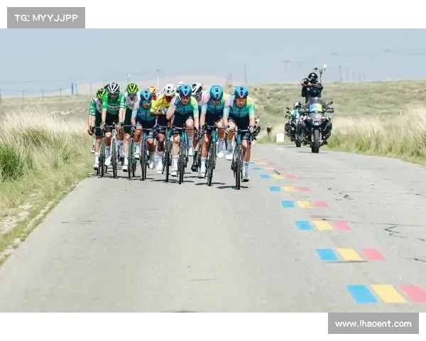 赫诺克穆鲁布兰西宁街头即兴表演骑行技巧引发交通大堵塞市民纷纷围观