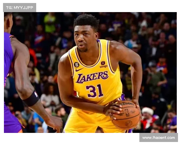 阿特金森内线告急应对，布莱恩特替补中锋角色与时间分配